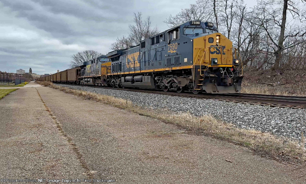 CSX 7590 leads C700.